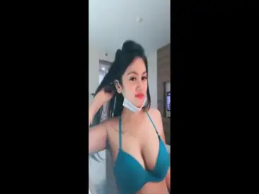 Bokep Indo Cewek Binal Vusu Gede Live Chatingan poster