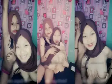 Bokep Jilbab Adik Kakak Pamer Nenen Hot poster