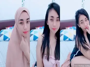 Cewek Hijab Polos Lepas Kendali Di Aplikasi Live Lumer WOT poster